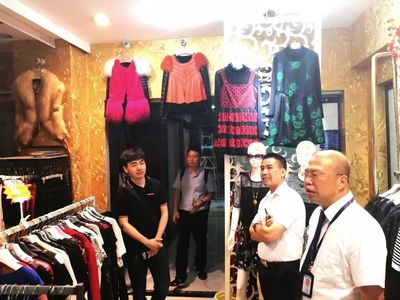 原創(chuàng)設(shè)計驅(qū)動產(chǎn)業(yè)升級 平湖羽絨服產(chǎn)業(yè)聯(lián)盟走進重慶服裝批發(fā)市場
